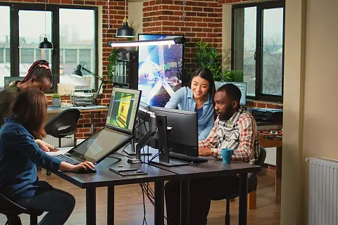 Un equipo de Cloud & DevOps trabaja en una oficina