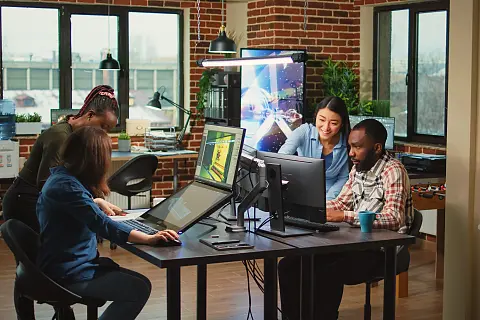 Un equipo de Cloud & DevOps trabaja en una oficina