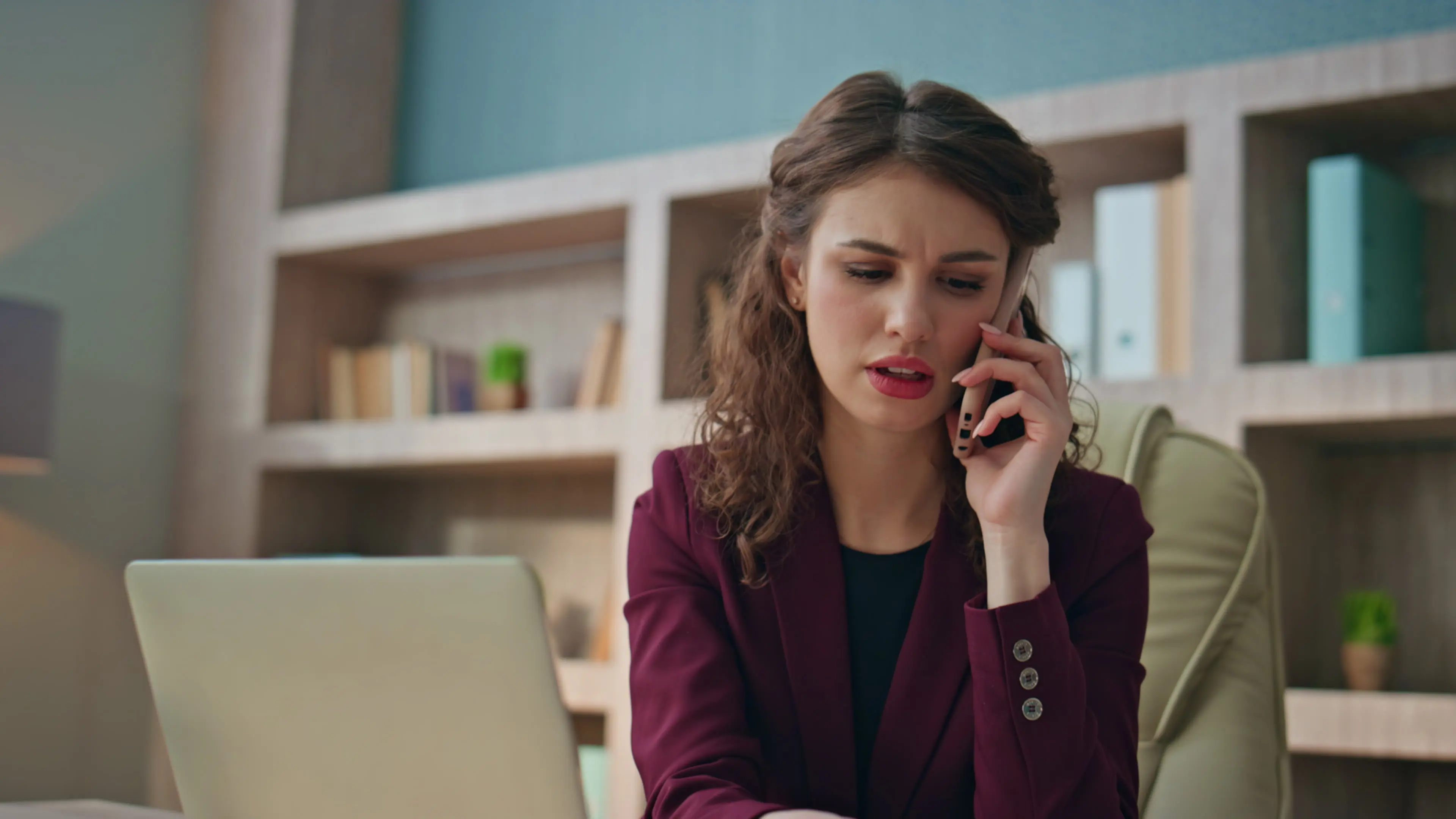 gerente-ocupado-hablando-por-telefono-movil-buscando-documentos-financieros-primer-plano-mujer-hablando.webp