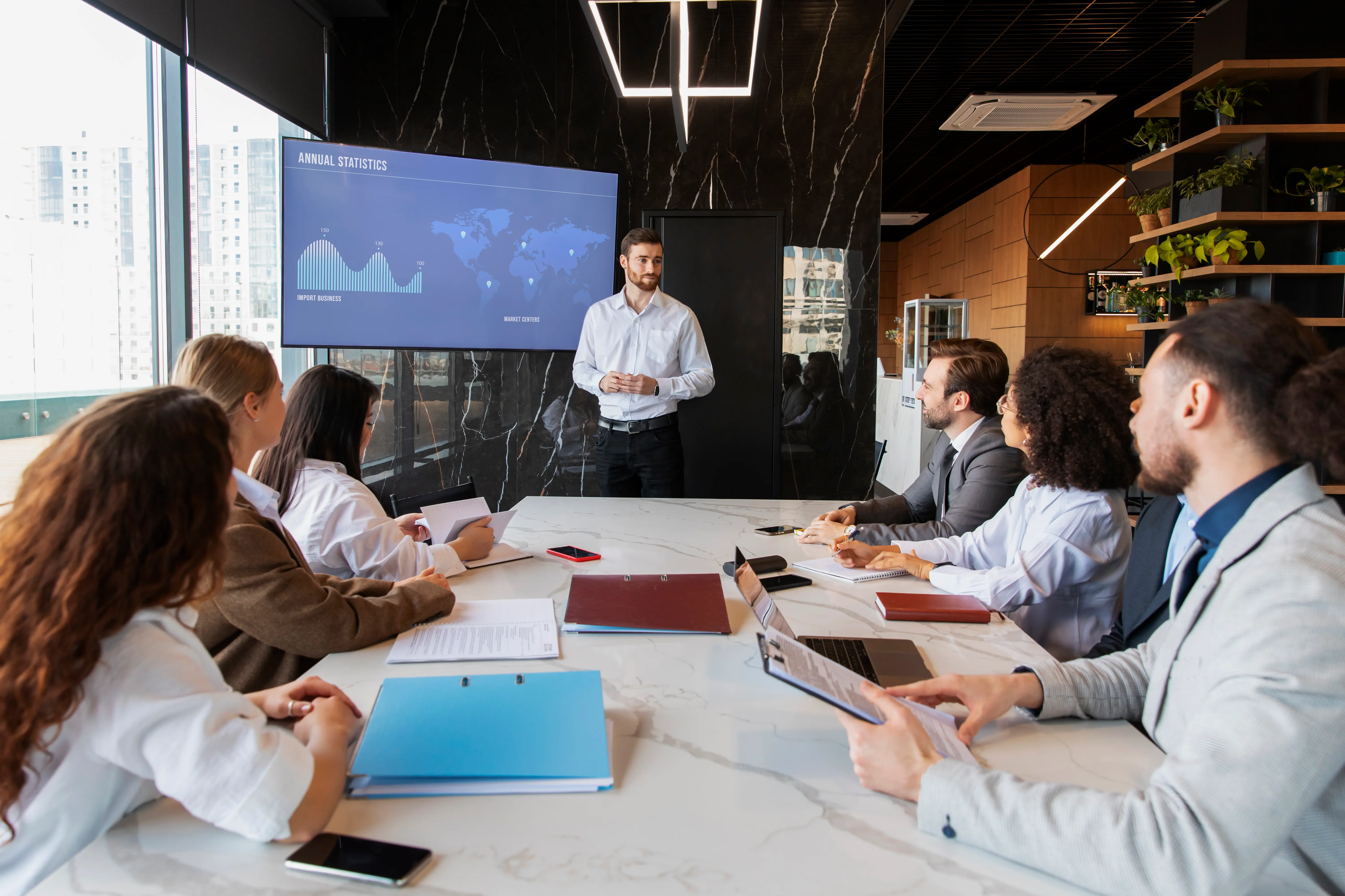 personas-que-participan-en-eventos-de-negocios.webp