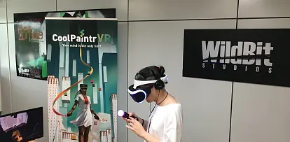 Artista utilizando VisionPainter para crear figuras 3D en realidad virtual